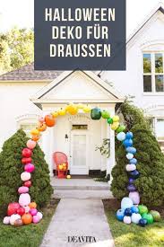 Halloween Deko Fur Draussen So Kann Man Einen Kurbisbogen Basteln In 2020 Halloween Deko Halloween Deko Fur Draussen Halloween Selber Machen
