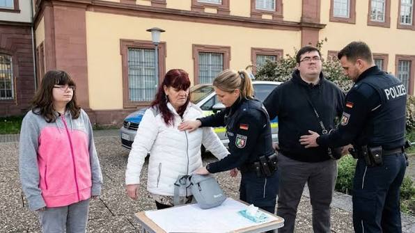 Schockierende Enthüllungen in „Hartz und herzlich“: Diebstahl und Besitz – Petras  Familie drohen harte Gefängnisstrafen😢 Lesen Sie hier 👇👇👇👇  https://placenews.jnews5.com/schockierende-enthullungen-in- hartz-und-herzlich-diebstahl-und-besitz-petras ...