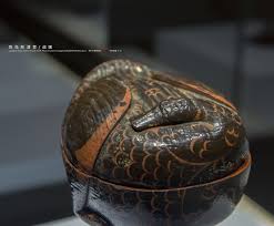 战国凤鸟形漆豆湖北荆州雨台山出土荆州博物馆藏the warring stetes period 476 221 b c lacquer dou food vessel with phoenix shaped unearthed from yutai mountain jingzhou hubei china