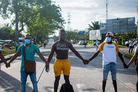 Transportadores obstaculizan el paso en el sector del puente peatonal, en la entrada al municipio de bloqueado el puerto de buenaventura. Afro Colombianos Protestan Ola De Violencia Y Abandono Estatal En Buenaventura Nacla