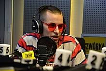 Żabson & zetha] / puerto bounce, w porcie uskuteczniam lans / sztukę mam w każdym porcie, tak jak marynarz / na bicepsie tatuaż, trzymam hajs w jej dekolcie / nie zabiorę Zabson Wikipedia Wolna Encyklopedia