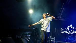 La lune posée sur une tour de la citadelle de besançon, photo maxime athier. Rap Aus Genf 11 Artists Die Du Kennen Solltest