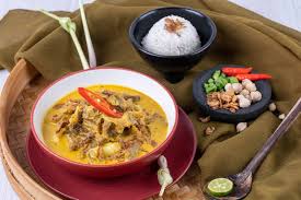 Setelah matang disajikan dengan kecap manis, irisan bawang merah, dan tomat. Gulai Kambing Khas Jawa Mutton Curry