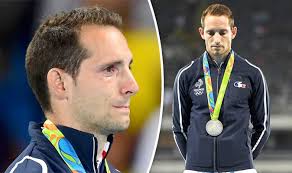 Iaaf president and track legend lord coe consoles lavillenie. Rio 2016 French Athlete Renaud Lavillenie In Tears As Crowd Boos Olympics 2016 Sport Express Co Uk