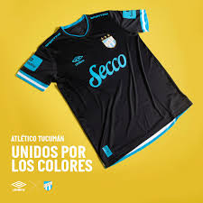 Atlético tucumán presentó esta tarde su nueva camiseta de cara a la próxima temporada, la presentación de la nueva indumentaria se realizó a través de las redes sociales y tuvo como protagonista a augusto lotti, el delantero fue el encargado de mostrar la camiseta oficial titular del decano. Atletico Tucuman Presento Su Nueva Camiseta Alternativa Iam Noticias