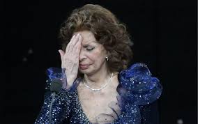 Más de una década después de su última presencia en una película, sofia loren, de 86 años, vuelve al cine de la mano de su hijo, el director edoardo ponti. Sophia Loren Wins David Di Donatello Award For Best Actress
