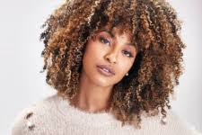 Namorada de Maria Casadevall se muda para SP e cura pessoas com tambor