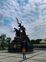 Tugu negara, literally the national monument in malay, is a sculpture that commemorates those who died in malaysia s struggle for freedom, principally against the japanese occupation during world war. National Monument Tugu Negara Kuala Lumpur Samsung Members