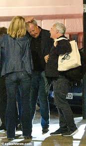 He also currently writes weekly columns for the sun and sunday times. Jeremy Clarkson 61 Passionately Kisses His Girlfriend Lisa Hogan 48 On The Street Oltnews