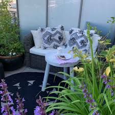 Dabei kann man sowohl auf passende kissen, teppich, wandfarbe und weitere kleinigkeiten wert legen. Outdoor Deko Mit Teppich Kissen Licht Outdoor Teppich Im Boho Stil