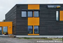 Burogebaude Mit Dunkler Grauer Massivholzfassade Und Gelben Akzenten Dura Patina Nimbusprofil Schiefergrau Architektur R Fassade Holzfassade Graue Fassade