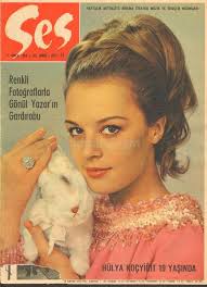 Filmleri yunanistan, i̇ran, mısır, lübnan, cezayir gibi değişik hülya koçyiğit, 180 kadar filmde ve 4 tv dizisinde oynamıştır. Hulya Kocyigit Vintage Movies Turkish Cinema Magazine Cover