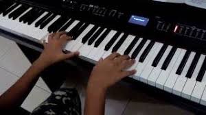 Yesus tuhan, dengar doaku oranglain kau hampiri jangan jalan t'rus di hadapan tahta rahmat aku menyembah tunduk dalam penyesalan tuhan, tolonglah ini saja andalanku jasa. Mampirlah Dengar Doaku Kj 26