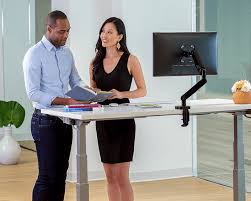 Grâce à la construction spéciale des pieds ou des côtés, vous pouvez adapter en quelques secondes le plateau. Le Bureau Reglable En Hauteur Levado Fellowes