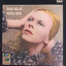 David Bowie – Hunky Dory (1971) Apesar da versatilidade ser uma marca  constante na discografia do camaleão David Bowie, é em 'Hunky Dory' que o  multifacetado artista encontra a identidade que será