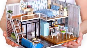 Cet article parle de fabriquer une maison de barbie , fabriquer une maison de barbie en carton , comment. Bricolage Pour Creer Des Chambres De Poupee Miniatures Youtube