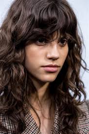 Découvrez les modèles de coiffures au carré et de coupes au carré tendances de 2021 Cheveux Courts Boucles Shefalitayal