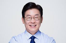 이재명 경기도지사가 30일 '새로운 대한민국, 이재명은 합니다'라는 슬로건으로 대선 출마를 선언했다. ì´ìž¬ëª… ê²½ê¸°ì§€ì‚¬ í•­ì†Œì‹¬ì„œ ë²Œê¸ˆ 300ë§Œì› ë„ì§€ì‚¬ ì§ ë°•íƒˆ ìœ„ê¸°