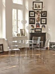 Participez à la transition écologique. 17 Appartements Qui Mixent L Ancien Et Le Contemporain Table A Manger Transparente Chaise Transparente Table Salle A Manger