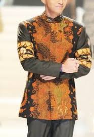 Jual kain batik madura murah online di jakarta, jual batik couple online murah di jakarta, jual batik pekalongan murah online di jakarta, jual baju batik *jangan menggunakan pemutih untuk mencuci batik. Desain Batik Modern Pria Lengan Panjang Grosir Batik Solo Terkini