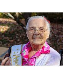 Geraldine Abbott's Instagram, Twitter & Facebook