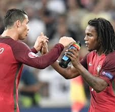 Welcome to the official twitter page of renato sanches. Renato Sanches Portugal Zurnt Uber Altersgeruchte Des Fc Bayern Stars Welt
