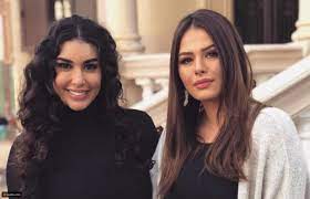 حسمت الفنانة الشابة هنادي مهنا، الجدل، بشأن أزمة تصريح والدها الموسيقار هاني مهنا، حول عدم دعوة ثلاثي المهرجانات حمو بيكا وحسن شاكوش وعمر كمال في حفل زفافها هي والفنان أحمد خالد صالح. Ù‡Ù†Ø§Ø¯ÙŠ Ù…Ù‡Ù†Ø§ Ø¨Ø§Ù„ÙÙŠØ¯ÙŠÙˆ Ù„Ùˆ ÙˆØ¬Ø¯Øª Ù‡Ø°Ø§ Ø§Ù„Ø±Ø¬Ù„ Ø³Ø£Ø¹ØªØ²Ù„ Ø§Ù„ÙÙ† ÙÙˆØ±Ø§ Ø§Ù„Ø´Ø±Ø· Ø§Ù„Ø±Ø§Ø¨Ø¹ Ù„Ù† ØªØµØ¯Ù‚Ù‡ Ù…Ø¬Ù„Ø© Ø§Ù„Ù…Ø±Ø£Ø© Ø§Ù„Ø¹Ø±Ø¨ÙŠØ©