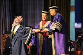 Pesakit tidak boleh menggunakan preskripsi yang luput tarikh untuk mengambil ubat di farmasi kerana ianya salah dari segi akta racun. Istiadat Konvokesyen Uitm Ke 90 Uitm Cawangan Perlis