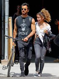 The duo were seen enjoying a stroll before heading to a restaurant for a bite to eat. Justin Theroux Grabs Coffee With A Gorgeous 25 Year Old Model In Nyc Mens Fashion Casual Rock Style Men Mens Outfits