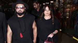 — veer sorry worker (@veeryasorry) august 3, 2021 Yo Yo Honey Singh With Wife Shalini Spotted At Mumbai Airport Youtube