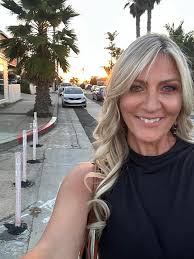 Good place to celebrate big birthday dinner that has entertainment in  Pleasant Hill?