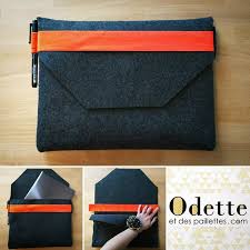 Diy Gratuit Une Pochette D Ordinateur En Feutrine Plutot Stylee Et Ultra Facile A Faire Pour Transporter Son Or Pochette Ordinateur Sacs En Feutrine Pochette