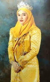 Ia lahir tahun 1924 m, putera ulama hadits terkenal mufti isyfaq rahman. Permaisuri Siti Aishah Wikipedia Worddisk