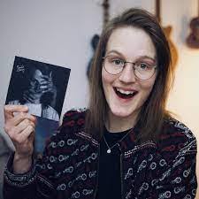 Elaine Berning's Instagram, Twitter & Facebook