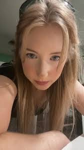 Emily Tew's Instagram, Twitter & Facebook