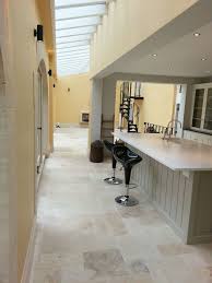 The Natural Colour Variation In The Country Mix Tumbled Travertine Looks Stunning On This Kitchen Floor Tumbled Travertine Tile House Flooring Travertine Tile