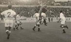 Mazzola In Action Benfica Torino 3 May 1949 Sports Clubs Sports Club Badge