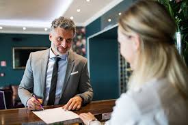 El servicio al cliente es una potente herramienta de marketing. Funciones Del Jefe De Recepcion En Un Hotel Centro De Estudios Santa Gema