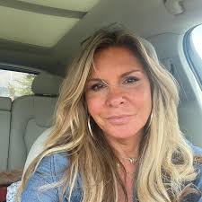 Does American Airlines provide lounge wear