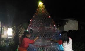 Lampu kabel bintang star led warna hiasan dekorasi unik pohon natal chrismast grosir ecer murah meriah kado unik perlengkapan party lighting. Kreatif Pohon Natal Dari Ribuan Botol Air Mineral Bekas Okezone News