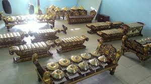 Memiliki tangga nada pentatonis dengan laras pelog dan laras slendro. Gamelan Banjar Kalimantan Selatan Alat Musik Tradisional Suku Banjar