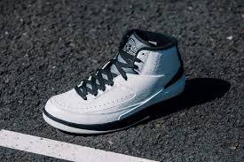 The laces are passed underneath. Playground Laces Air Jordan Com