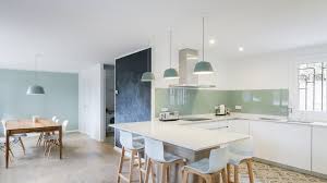 Una cocina galera, pequeña de forma larga y estrecha en tono blanco para las paredes y gabinetes, encimera. Cocinas Blancas Simplicidad Elegancia Y Modernidad Housfy