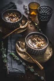 Festliche Vorspeise Edle Maronen Portwein Suppe Mit Dattel Speck Crunch Tinastausendschon Rezept Maronen Dattel Lebensmittel Essen