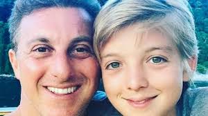 Luciano grostein huck ( são paulo , 3 de setembro de 1971 ) é um apresentador de televisão. Luciano Huck Parabeniza O Filho Mais Velho Joaquim Que Completa 12 Anos Famosos Extra Online