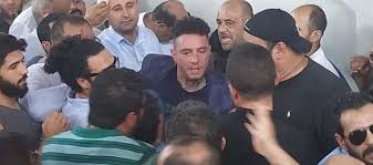 وسط غياب نجوم الفن أحمد الفيشاوي يستقبل المعزين بوفاة والده صور إرم نيوز