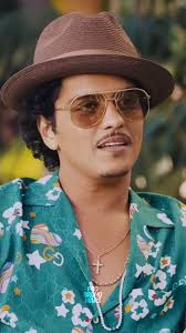 Quando a gente fala de histórias reais, pergunte ao fã de um artista o que  significa isso. 😅 Muitas vezes, para conhecer quem se admira, é preciso  enfrentar algumas situações engraçadas, inusitadas…