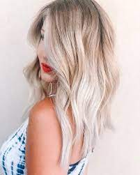 toasted coconut hair ist der sommerlichste haartrend fur diesen herbst frisuren schulterlange haare blond kokosnuss haar