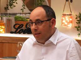 Una soltera no da crédito ante el llanto desconsolado de su cita en 'First  Dates' en plena mesa: "Me ha dado pena"