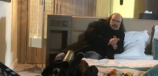 هزمه المرض شاهدوا الظهور الأخير لطلعت زكريا فيديو